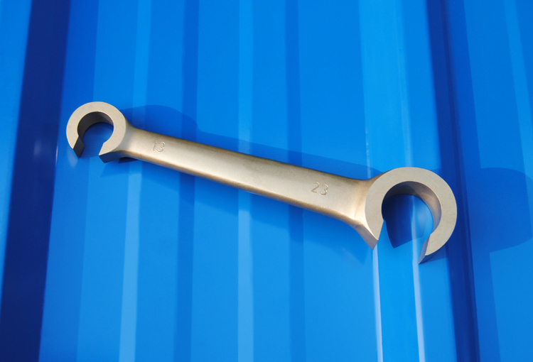 Valve wrench C type