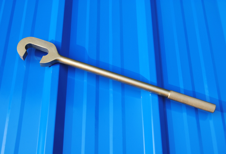 Valve wrench C type