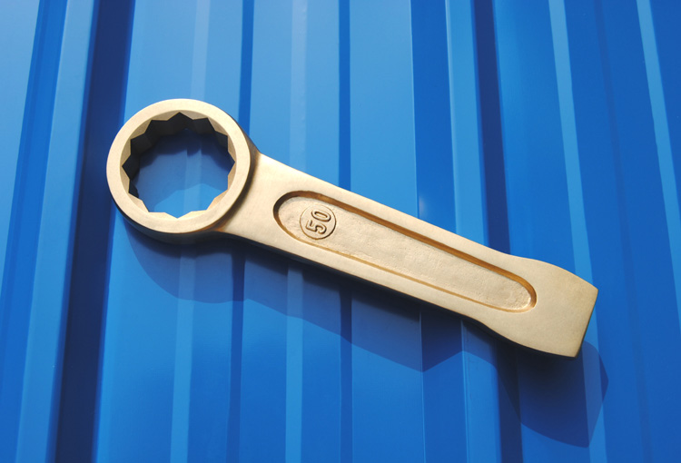 Striking box wrench